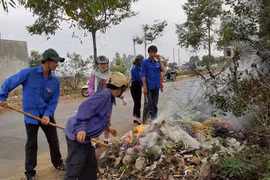 Đoàn xã Trà Đa ra quân vệ sinh môi trường nhân "Ngày chủ nhật xanh"