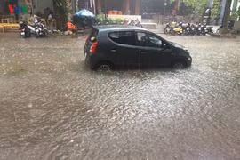 Những lưu ý khi đi ô tô vào mùa mưa