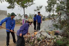 Đoàn xã Trà Đa ra quân vệ sinh môi trường nhân "Ngày chủ nhật xanh"