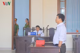 Giảng viên đe dọa giết hiệu trưởng bị bắt giam tại tòa.