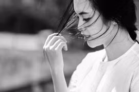 Thiếu nữ "gieo thương nhớ" với chùm ảnh chân dung đen trắng