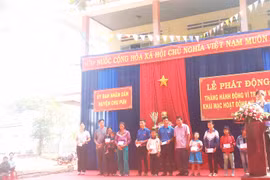 Chư Pưh: Tặng 20 sổ tiết kiệm cho trẻ em có hoàn cảnh khó khăn