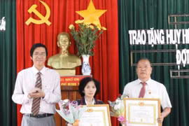 Gia Lai: 350 đảng viên được tặng và truy tặng huy hiệu Đảng