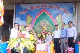 Chư Prông: Thăm, tặng quà chúc mừng Lễ Phật đản 2019
