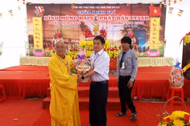 Ia Pa: Thăm, tặng quà chúc mừng Đại lễ Phật đản