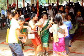 Điệu Lăm Vông bên sông Sêrêpốk