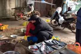 Chàng trai Đắk Lắk ôm mẹ bán cá gây'bão mạng':'Yêu mẹ có gì phải giấu'