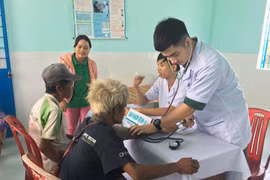 Khám bệnh, phát thuốc miễn phí cho gia đình chính sách,hộ nghèo huyện Kông Chro