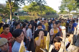 Đường đi của vắc-xin ra sao khi dân kêu trời hàng tháng vẫn khan hiếm?