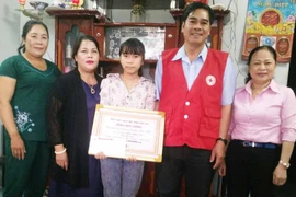 Gia Lai: Trao tiền hỗ trợ cho 2 học sinh nghèo vượt khó