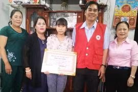 Gia Lai: Trao tiền hỗ trợ cho 2 học sinh nghèo vượt khó