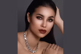 Hoa hậu Phạm Hương gợi cảm khoe vai trần trong bộ hình mới