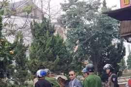 Người đàn ông mặc vest vào cửa hàng ăn trộm điện thoại 23 triệu đồng