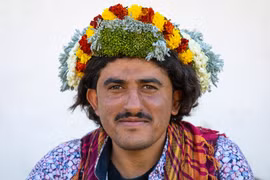 Nơi đàn ông đội hoa trên đầu để làm đẹp và chữa bệnh