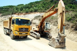 Phản đối"đất tặc"trên núi Mò O, một người phụ nữ ngất xỉu rồi tử vong