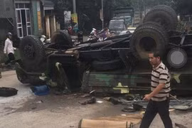 Xe quân sự bị lật khiến nhiều chiến sỹ bị thương