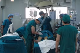 Cứu sống người bệnh bị 5 vết dao đâm thấu ngực