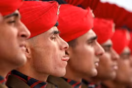 Sập 'bẫy tình' điệp viên, binh sĩ biếu không tin mật