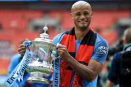 Sau cú ăn ba, thủ quân Man City bất ngờ về quê làm HLV