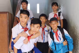 Miệt mài giúp bạn đến trường