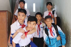 Miệt mài giúp bạn đến trường