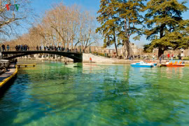 Vẻ đẹp như cổ tích của thị trấn được mệnh danh là"em gái của Venice"