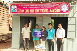 Chư Prông: Tặng trên 400 phần quà cho đồng bào nghèo và HS khó khăn