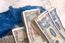 Vợ chồng già 78 tuổi chở bao tải tiền gửi tiết kiệm