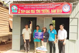 Chư Prông: Tặng trên 400 phần quà cho đồng bào nghèo và HS khó khăn