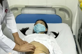 Bụng bé gái to lên tưởng béo,mẹ sốc khi con phải cắt buồng trứng