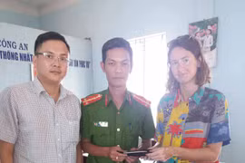 Trả lại giấy tờ cho du khách nước ngoài bị mất ở Biển Hồ