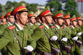 Cán bộ,công an mua hàng online trong giờ làm việc có thể bị kỷ luật