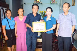 Gia Lai: Tặng quà cho người bị tai nạn lao động, bệnh nghề nghiệp