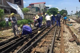 Đường sắt Bắc-Nam thông tuyến sau gần 8 giờ tàu hỏa trật bánh