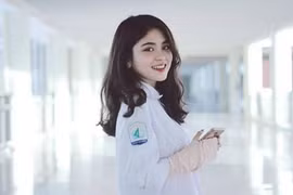 Cô gái thu hút chú ý của dân mạng dù chỉ mặc đồng phục HS