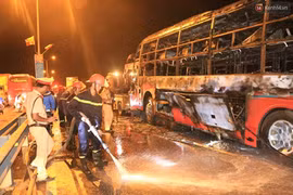 Xe khách chở 35 người cháy trên quốc lộ 1A