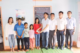 Tặng 22 triệu đồng cho 3 cháu bé mồ côi ở làng Adơk Kông