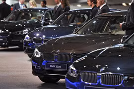 Thuế về 0%, ôtô giảm giá, dân Việt bỏ xe cỏ lên đời xe sang