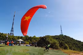 Độc đáo các màn biểu diễn dù lượn 'Bay lên Tiên Sa'