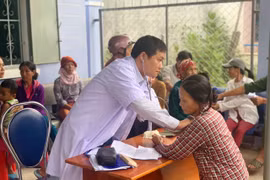 Phú Thiện: Khám, cấp phát thuốc miễn phí và trao quà gia đình chính sách