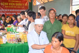 Khám bệnh, cấp thuốc miễn phí gia đình chính sách xã Ia Khai