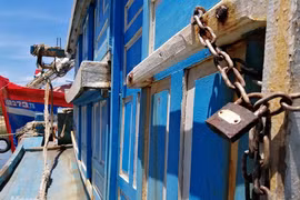 Làng chài tỷ phú chìm trong biển nợ