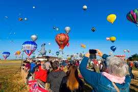 Hơn 400 khinh khí cầu đồng loạt 'cất cánh' tại lễ hội Pháp