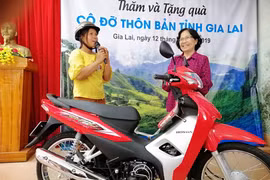 Tặng 92 suất quà cho cô đỡ thôn bản tiêu biểu tỉnh Gia Lai