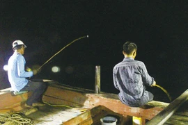 Nhọc nhằn đời câu mực