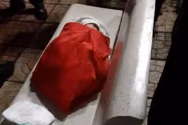 Mẹ của cháu bé bị bỏ rơi được tìm thấy trong tìnhtrạng sức khỏe yếu