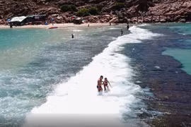 'Con đường xuyên biển' độc đáo hút khách ở Quy Nhơn