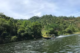 Ngược dòng con sông "đánh lừa" mắt người nhìn