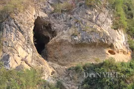 Ớn lạnh, rợn người nơi hang tối, ban ngày phải rọi đèn pin đi chợ