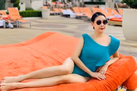 Á hậu Thanh Tú, Hoa hậu Hà Kiều Anh 'thiêu đốt' bãi biển với bikini